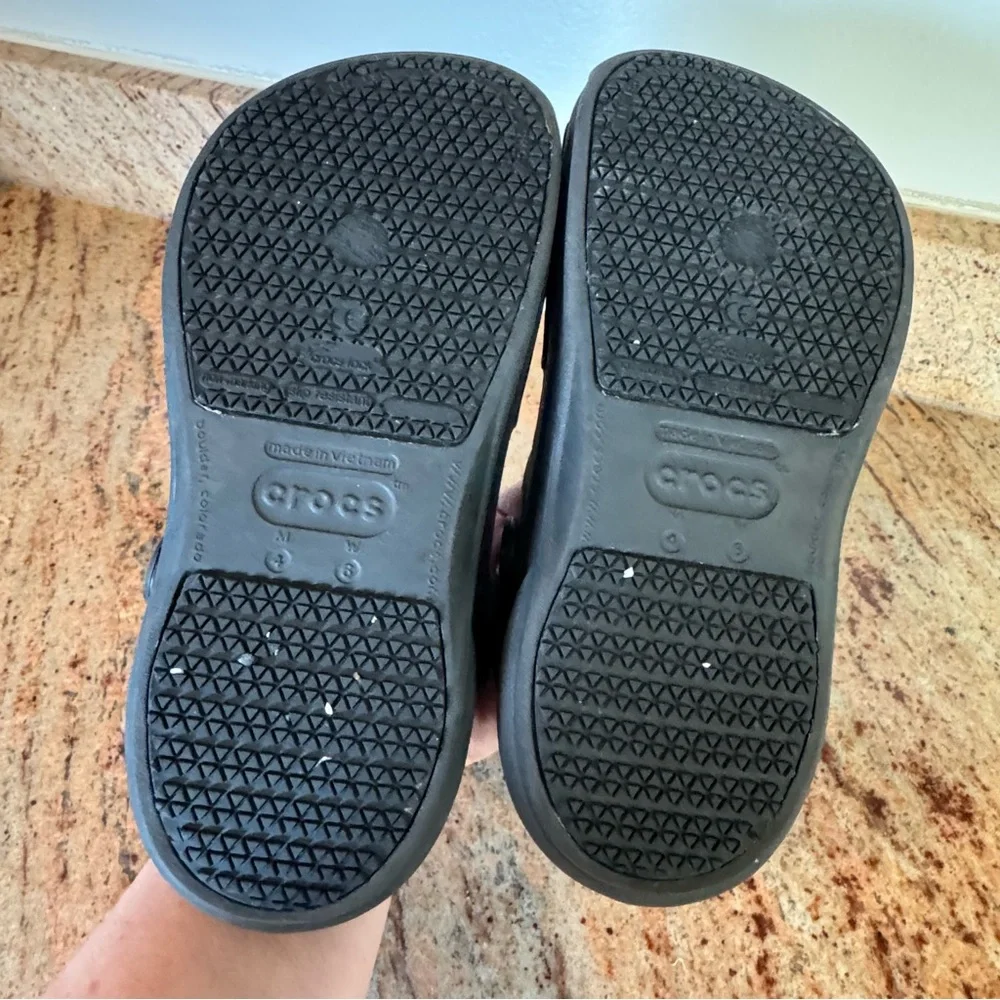 CROCS Women’s Size 6 Black Clogs - Picture 5 of 5